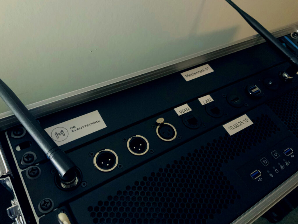 Medienrack 01